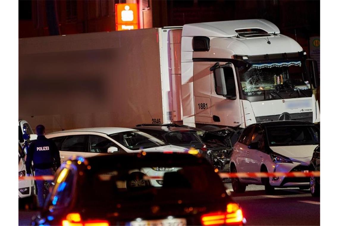 Lastwagen fährt auf Fahrzeuge auf: 17 Verletzte in Limburg Ein Polizist dokumentiert mit einer Kamera die Unfallstelle in Limburg. Foto: Sascha Ditscher/dpa