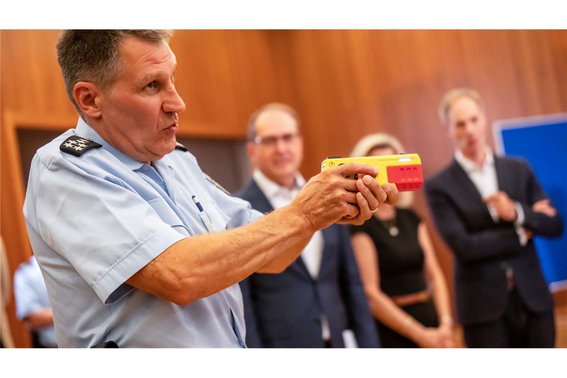 Ein Polizist erklärte die Funktionsweise eines Distanz-Elektroimpulsgeräts im vergangenen Jahr im Innnenministerium. (Archivfoto)