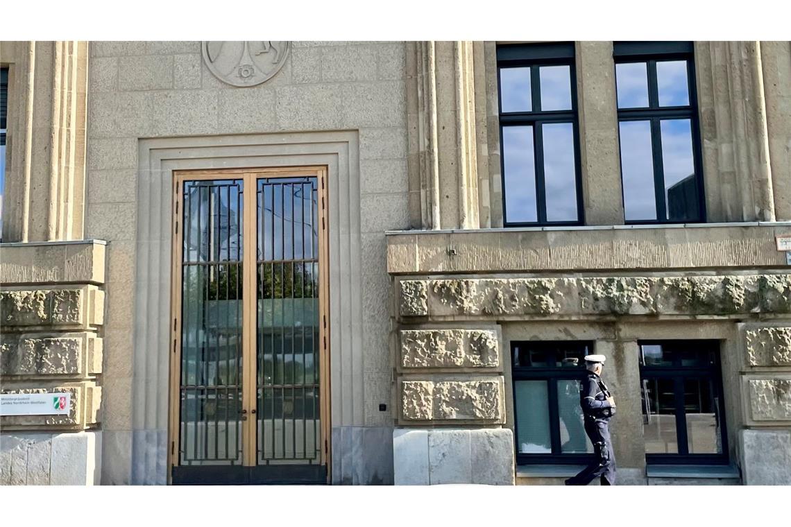 Korruptionsverdacht bei Sanierung der NRW-Staatskanzlei Ein Polizist geht an der Staatskanzlei entlang (Archivfoto)