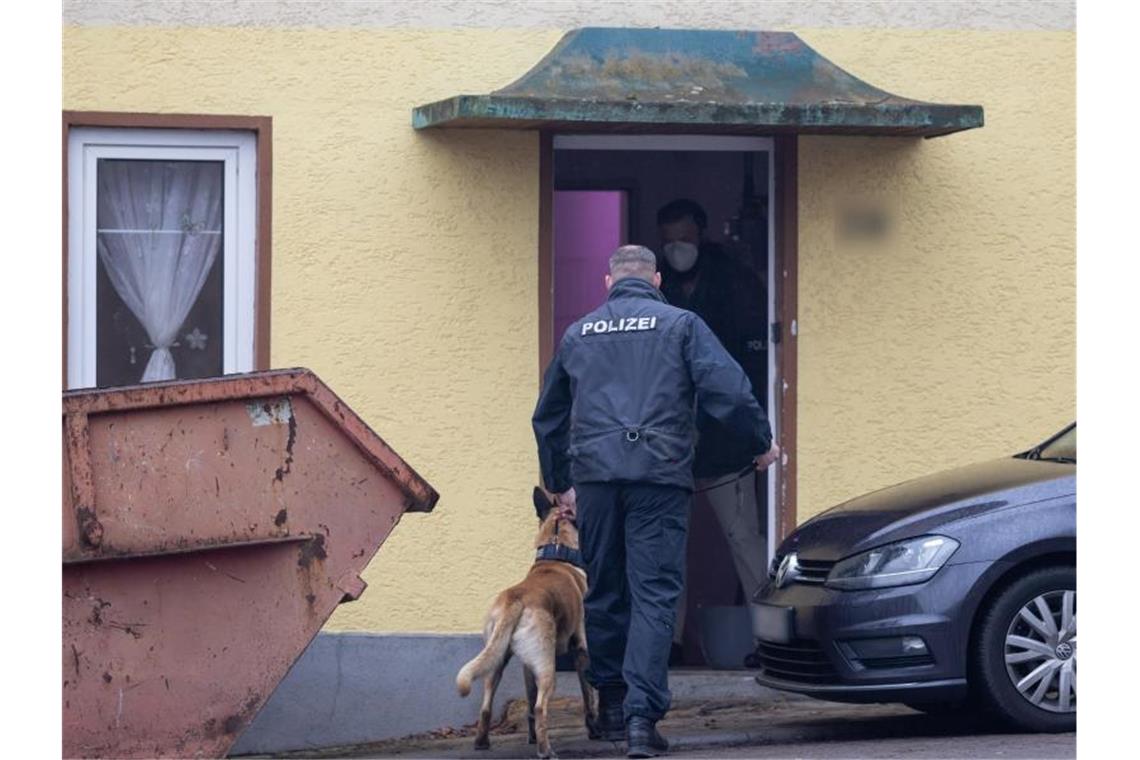 Ein Polizist geht mit einem Drogenspürhund in ein Haus im thüringischen Ballstädt. Foto: Michael Reichel/dpa-Zentralbild/dpa