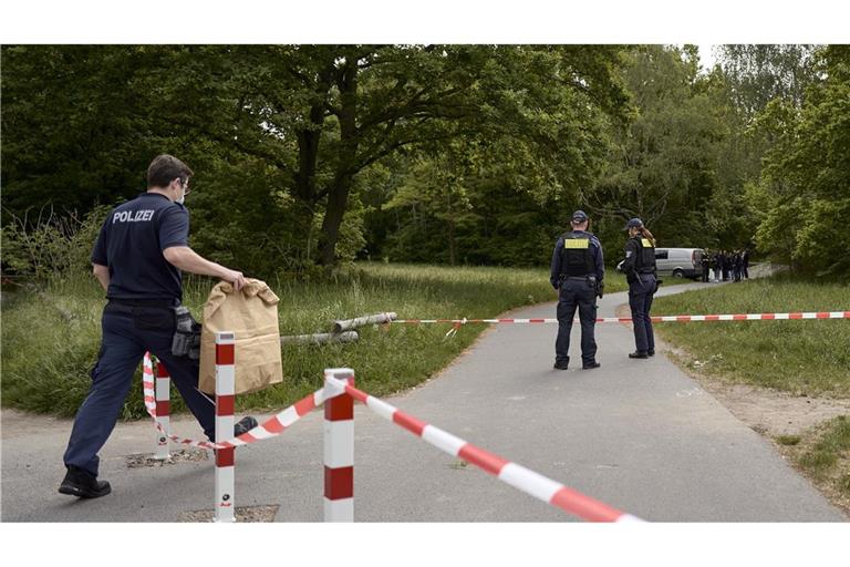 Ein Polizist hatte den Säugling am Sonntag auf einem Weg in Berlin-Neukölln gefunden.