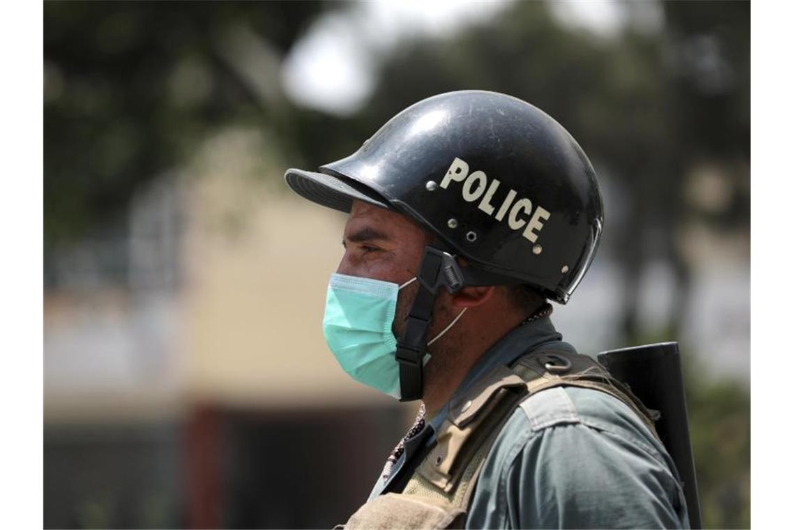 Ein Polizist in Kabul. In den vergangenen Tagen wuden in Afghanistan wieder zahlreiche Zivilisten und Sicherheitskräfte getötet. Foto: Rahmat Gul/AP/dpa