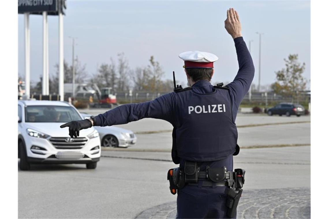 Ein Polizist in Niederösterreich ist bei einer Verkehrskontrolle im Einsatz. Kurz nach Einführung immer schärferer Corona-Maßnahmen für Ungeimpfte in Österreich fordern viele Ärzte weitere Einschränkungen für die Gesamtbevölkerung. Foto: Hans Punz/APA/dpa