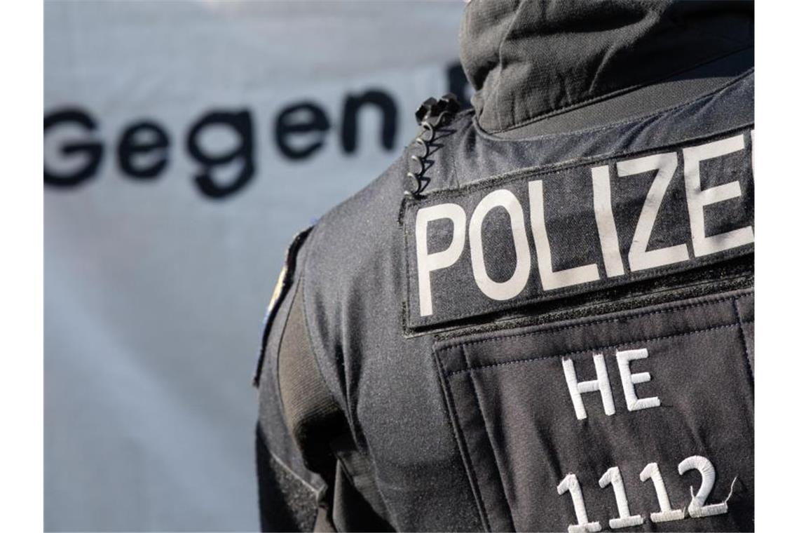 Ein Polizist ist bei einer Demonstration in Frankfurt im Einsatz. Foto: Boris Roessler/dpa