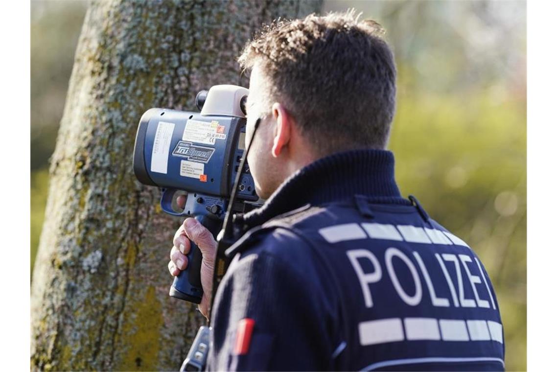Zahlreiche Kontrollen bei „Blitzermarathon“ im Südwesten Ein Polizist kontrolliert mit einem Lasergerät an der Bundesstraße 36 die Geschwindigkeit von Fahrzeugen. Foto: Uwe Anspach/dpa