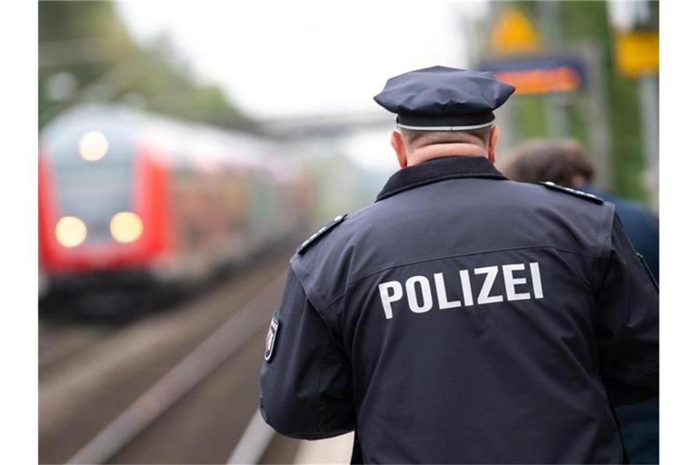 Ein Polizist läuft über einen Bahnsteig. Foto: Jonas Walzberg/dpa/Symbolbild