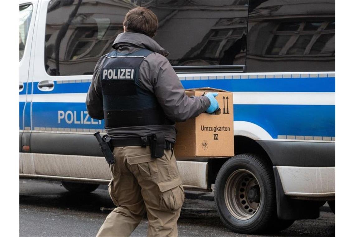 Ein Polizist Mitte Februar bei einer Razzia im Berliner Stadtteil Neukölln. Foto: Christophe Gateau/dpa