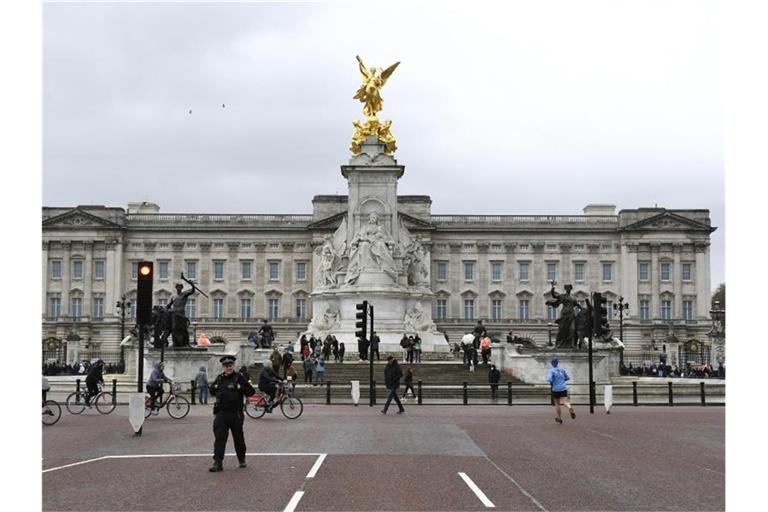 Ein Polizist patrouilliert am Queen Victoria Memorial vor dem Buckingham-Palast. Foto: Alberto Pezzali/AP/dpa