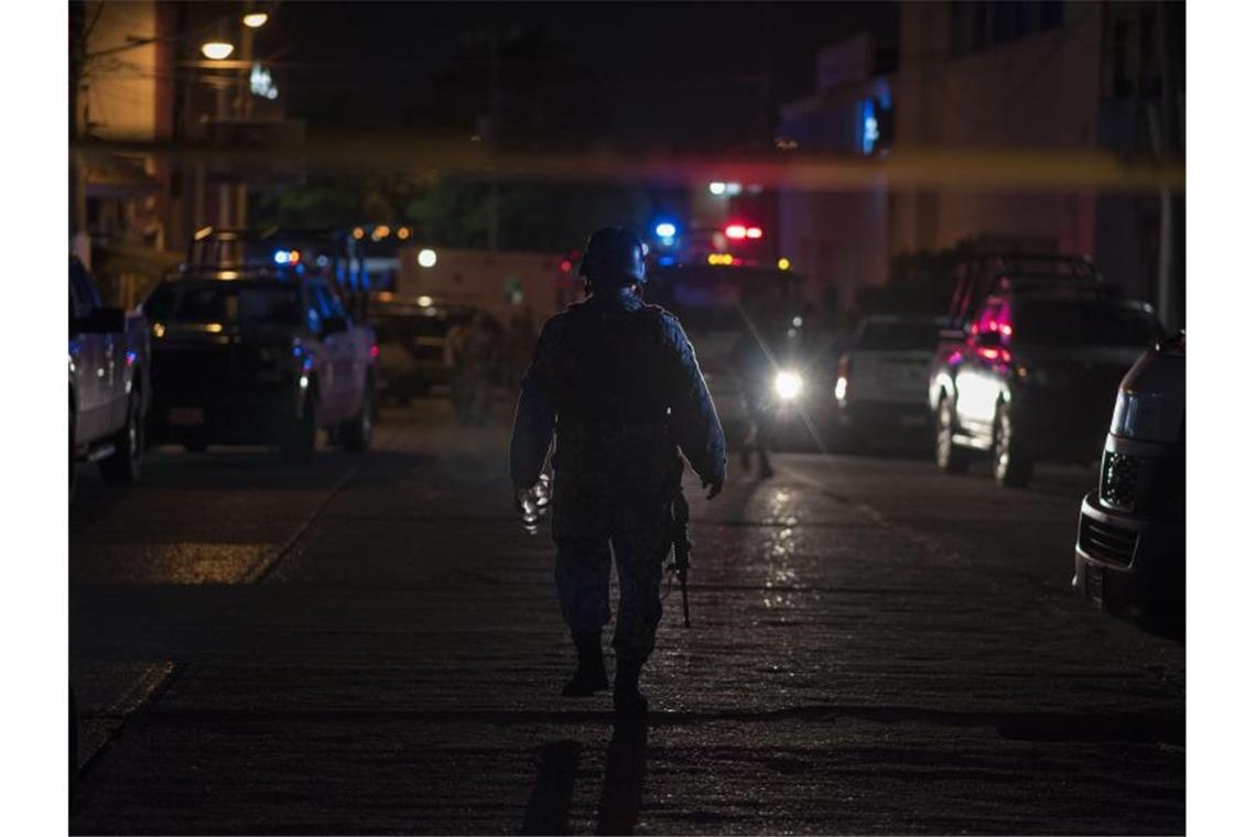 Ein Polizist patrouilliert in der Nähe des Nachtclubs, in dem bei einem mutmaßlichen Brandanschlag mindestens 23 Menschen gestorben sind. Foto: Angel Hernandez/XinHua