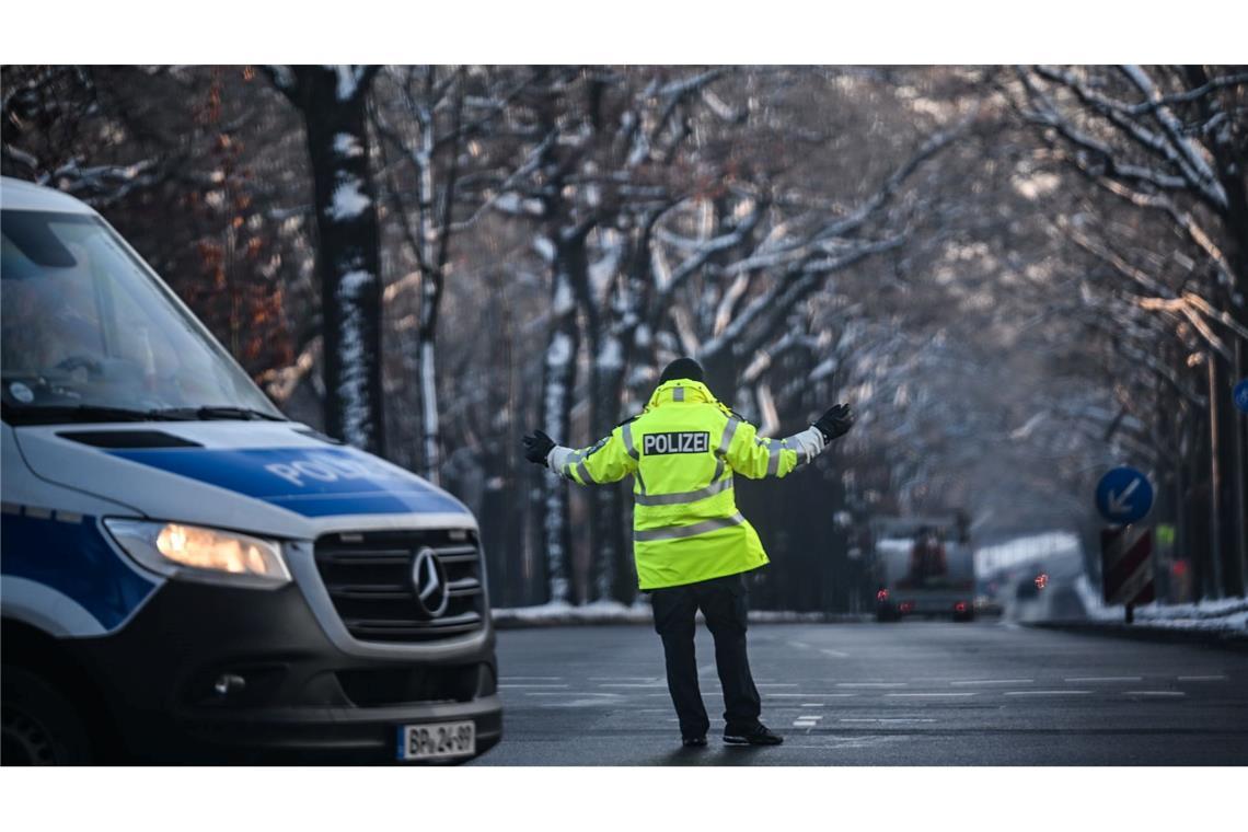 Ein Polizist regelt den Verkehr an einer Kreuzung, an der die Ampel ausgefallen ist.