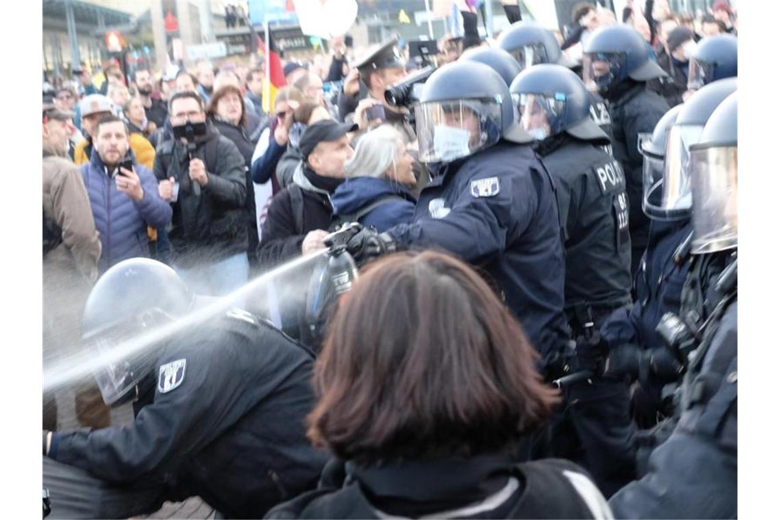 Ein Polizist setzt Pfefferspray gegen Teilnehmer einer Kundgebung von Kritikern der Coronamaßnahmen ein - hier Anfang November in Leipzig. Foto: Sebastian Willnow/dpa-Zentralbild/dpa
