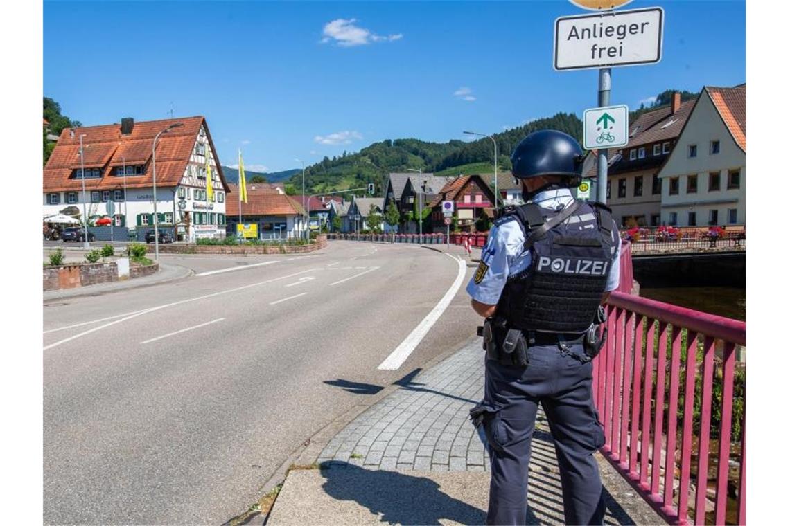 Ein Polizist sichert eine Straße im Ortskern. Foto: Philipp von Ditfurth/dpa
