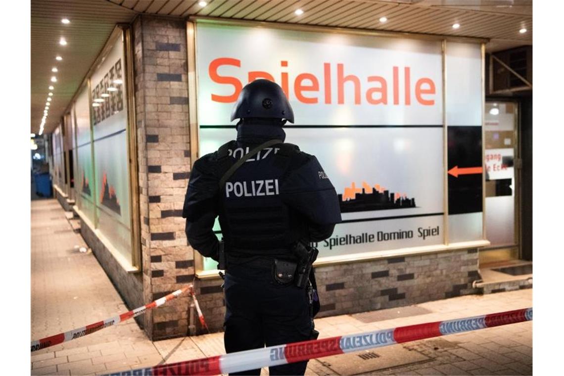 Ein Polizist sichert einen Bereich in der Nähe des Tatorts am Heumarkt. Foto: Andreas Arnold/dpa