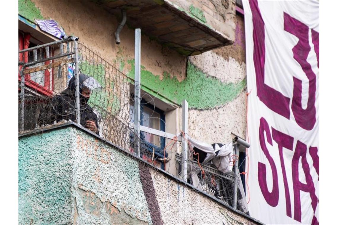 Ein Polizist steht bei der Räumung des besetzten Hauses „Liebig 34“ an der Ecke Liebigstraße - Rigaer Straße in Berlin auf einem Balkon des Hauses. Foto: Christophe Gateau/dpa