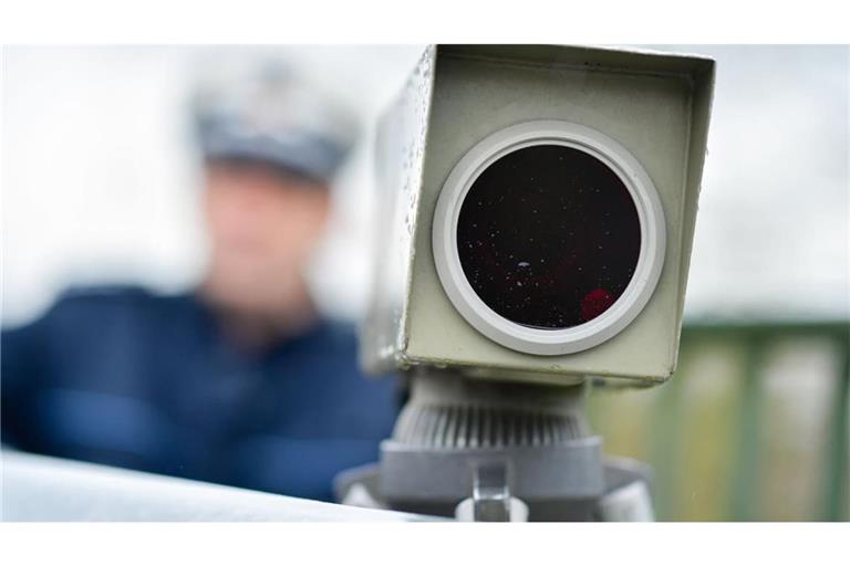 Ein Polizist steht hinter einem Messgerät zur Geschwindigkeitskontrolle - verhindern mehr Kontrollen weitere tödliche Unfälle auf der Schwarzwaldhochstraße? (Symbolfoto)