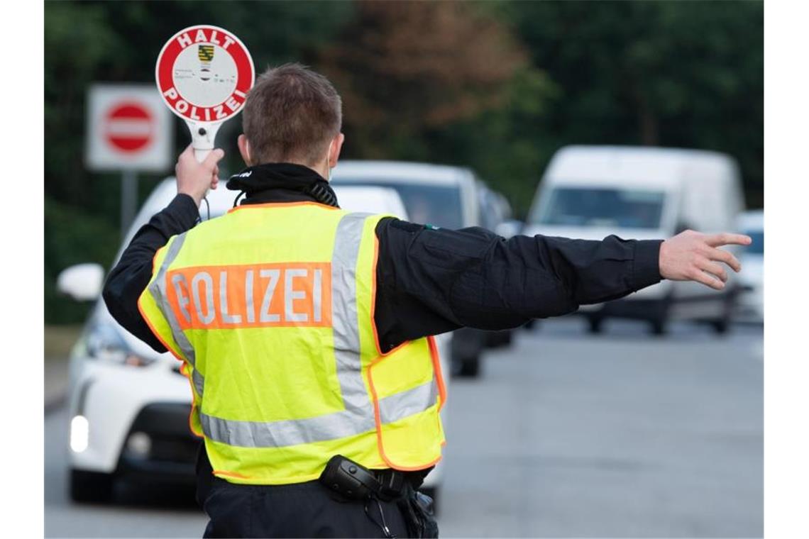 Ein Polizist steht im Rahmen eines Kontrolleinsatzes auf einem Autobahn-Parkplatz. Foto: Sebastian Kahnert/dpa-Zentralbild/dpa