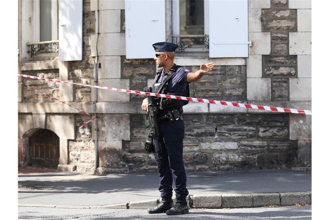 Drohgebärden zum G7-Auftakt Ein Polizist steht in Biarritz Wache. Foto: Gao Jing/XinHua