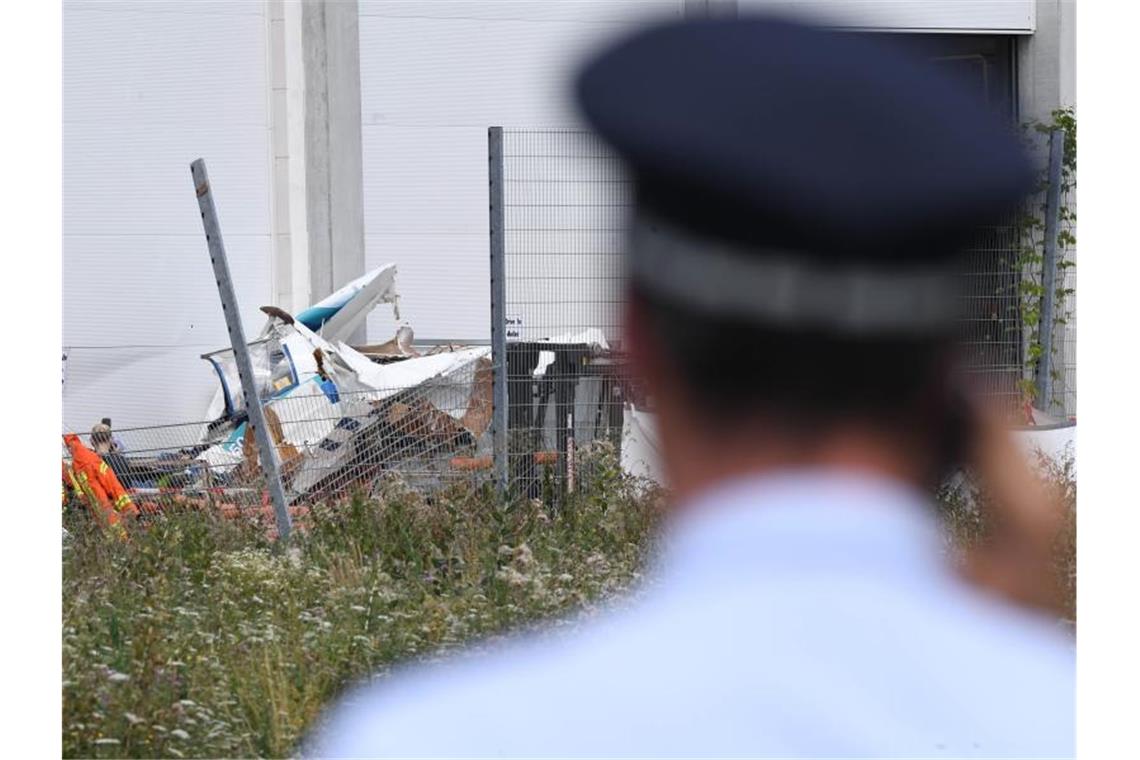 Ein Polizist steht in der Nähe des Unfallortes. Foto: Uli Deck