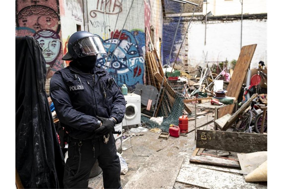 Ein Polizist steht nach der Räumung im Innenhof des ehemals besetzten Hauses „Liebig 34“. Das Eckhaus an der Liebigstraße im Stadtteil Friedrichshain soll geräumt und an den Besitzer übergeben werden. Foto: Fabian Sommer/dpa