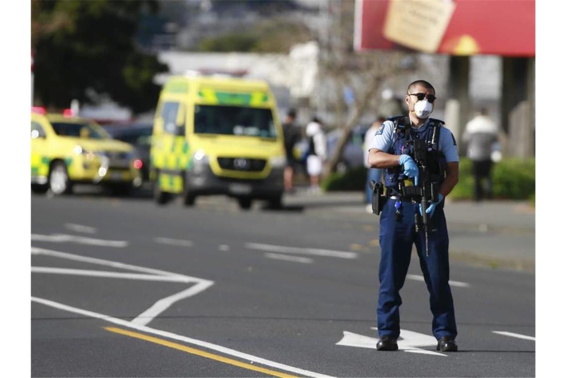 Ein Polizist steht vor dem Supermarkt in Auckland, in dem es zu dem Angriff kam. Foto: Alex Burton/New Zealand Herald/AP/dpa