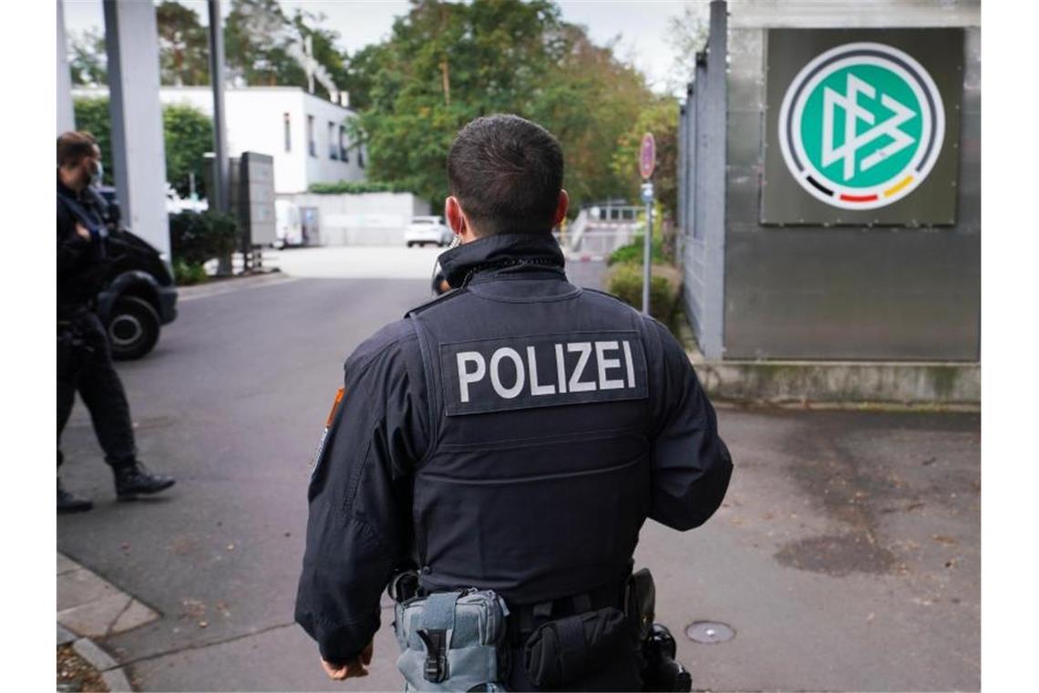 Verdacht der Steuerhinterziehung: DFB im Visier der Behörden Ein Polizist steht vor der DFB-Zentrale in Frankfurt/Main. Wegen des Verdachts der Steuerhinterziehung wurden die Geschäftsräume des DFB durchsucht. Foto: Frank Rumpenhorst/dpa