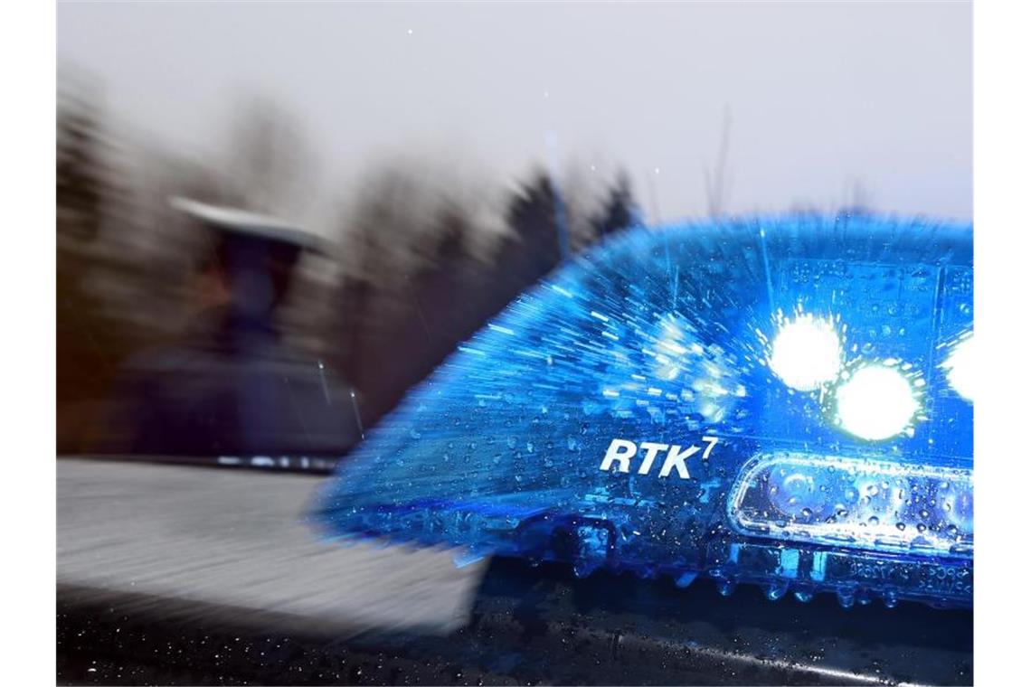 Mutter und behindertes Kind in Straßenbahn angegriffen Ein Polizist steht vor einem Streifenwagen. Foto: Karl-Josef Hildenbrand/dpa/Archivbild