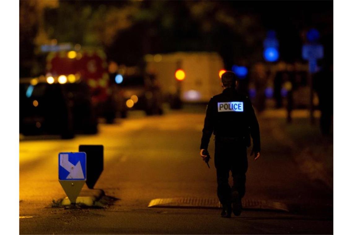Lehrer bei brutaler Messer-Attacke bei Paris getötet Ein Polizist steht Wache nahe des Tatortes. Frankreich wird seit Jahren von islamistischen Anschlägen erschüttert - dabei starben mehr als 250 Menschen. Foto: Abdulmonam Eassa/AFP/dpa