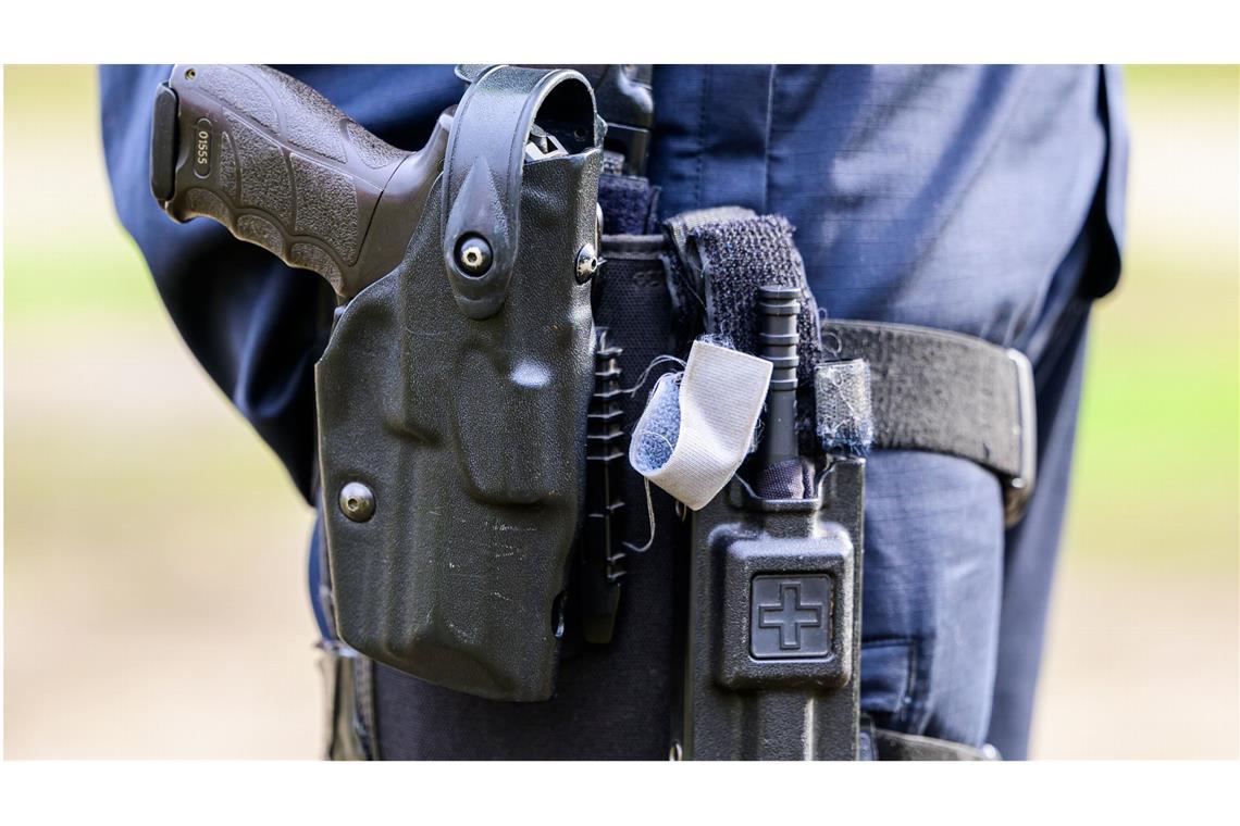 Polizeigewerkschaft setzt auf Erste-Hilfe-Kits für Beamte Ein Polizist trägt seine Dienstwaffe sowie ein sogenannten Tourniquet (auch Aderpresse genannt) am Holster (Archivbild).