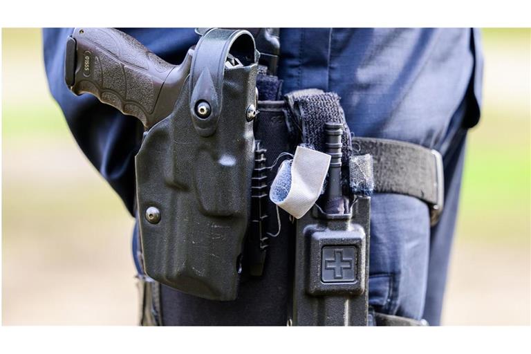 Ein Polizist  trägt seine Dienstwaffe sowie ein sogenannten Tourniquet (auch Aderpresse genannt) am Holster (Archivbild).