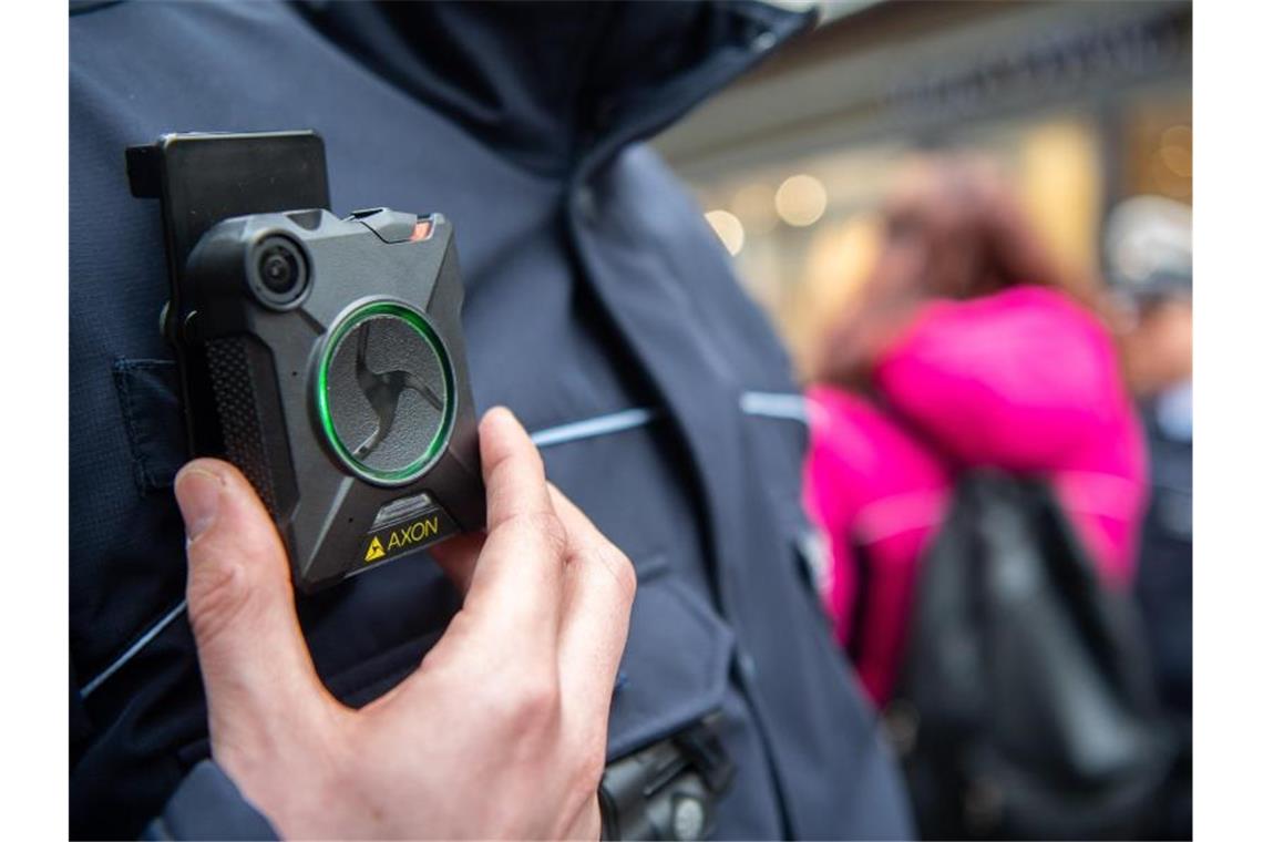 Ein Polizist trägt während der Einführung von Bodycams in Baden-Württemberg eine Bodycam. Foto: Sebastian Gollnow/dpa/Archivbild