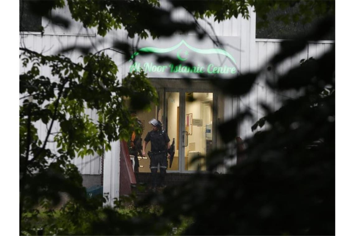 Angriff auf Moschee in Norwegen zum islamischen Opferfest Ein Polizist verlässt das Al-Noor Islamic Centre bei Oslo. Foto: Terje Pedersen/NTB Scanpix/AP