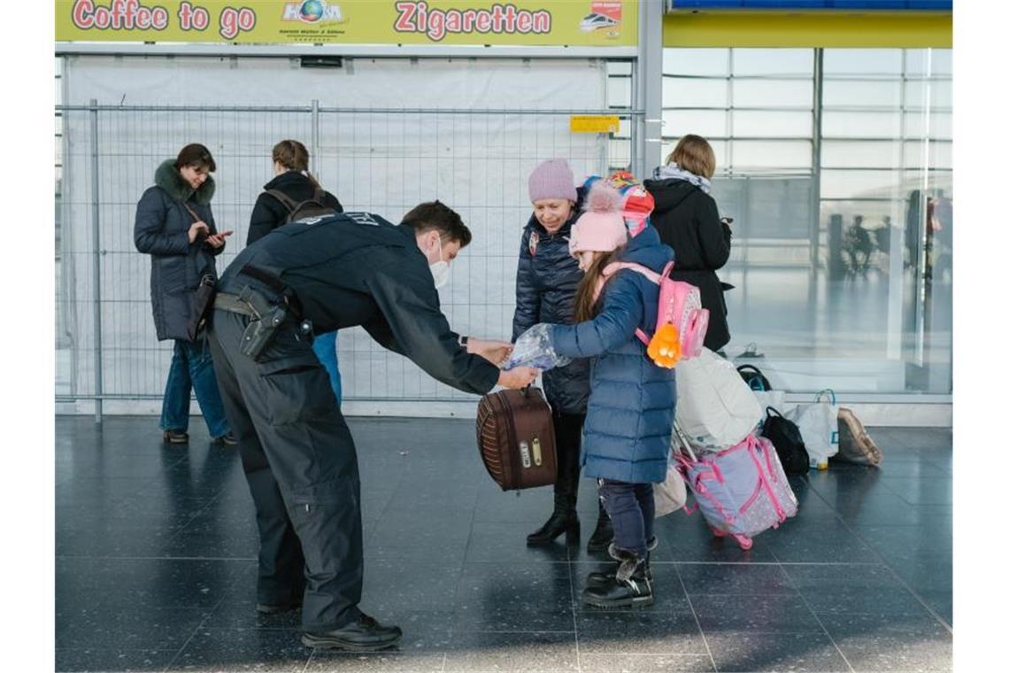Union: Bund muss mehr für Kriegsflüchtlinge tun Ein Polizist verteilt im niedersächsischen Laatzen Schokolade an ein aus der Ukraine geflüchtetes Mädchen. Foto: Ole Spata/dpa