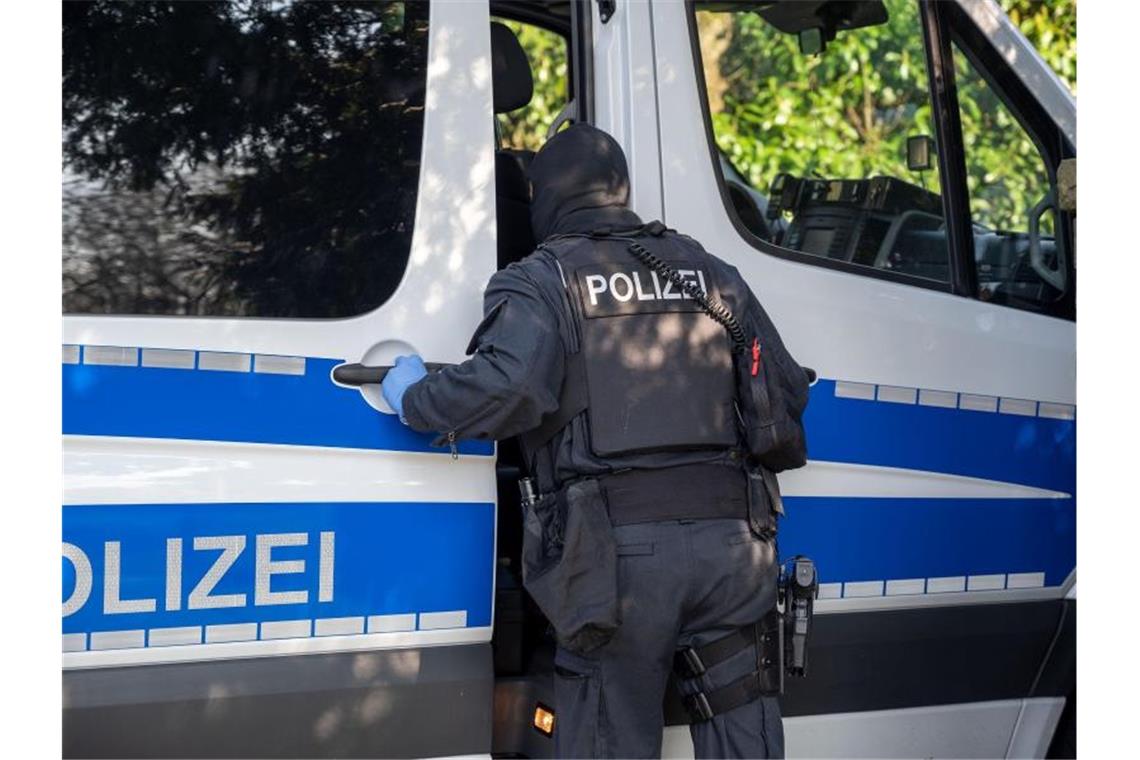 Ein Polizist während der Razzia in Gummersbach in der vergangenen Woche. Foto: Markus Klümper/dpa