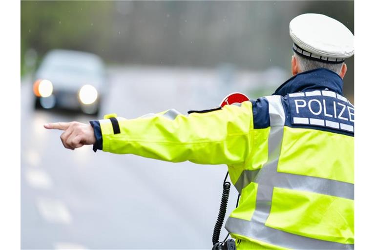 Ein Polizist während einer Geschwindigkeitskontrolle an einer Bundesstraße. Foto: Uwe Anspach/dpa/Symbolbild