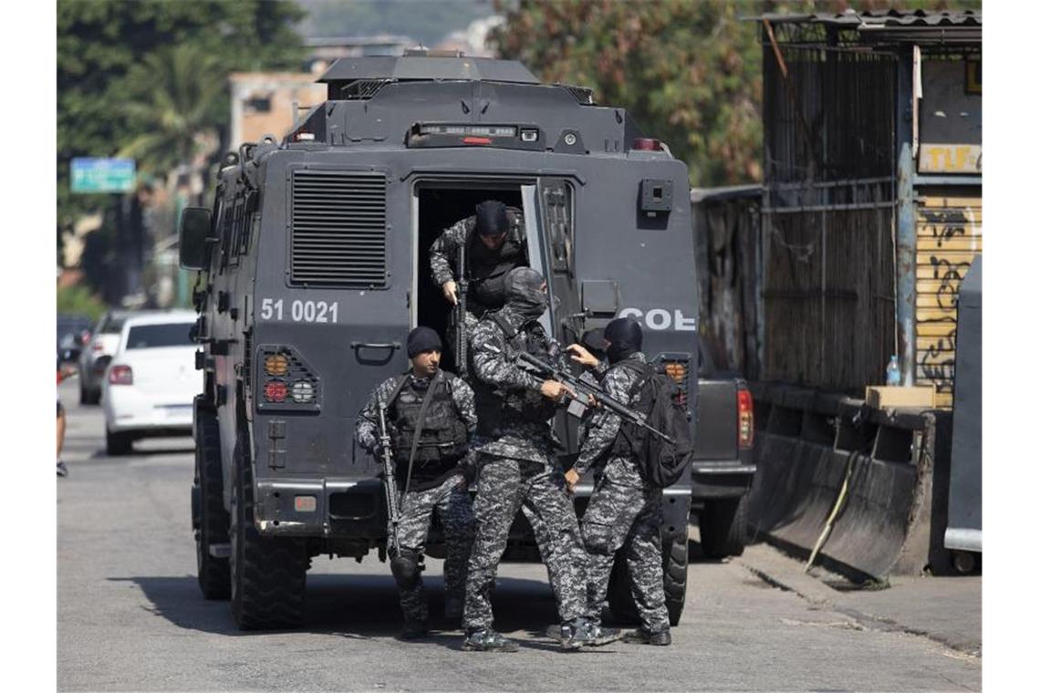 Brasilien: Mindestens 25 Tote bei blutigem Polizeieinsatz Ein Polizist wurde bei dem Einsatz getötet, zwei wurden verletzt. Foto: Silvia Izquierdo/AP/dpa