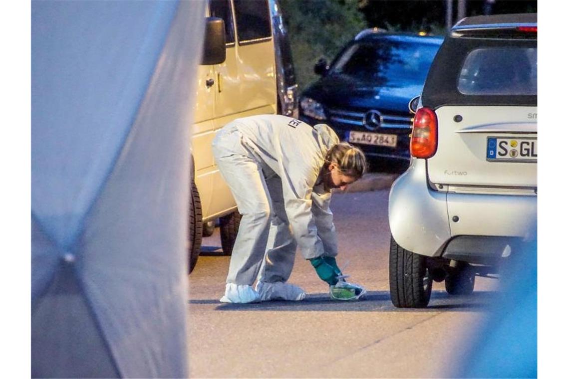 Schwert-Angriff: Verdächtiger hatte persönliche Motive Ein Polizistin der Spurensicherung am Tatort in Stuttgart. Foto: Sven Kohls/SDMG