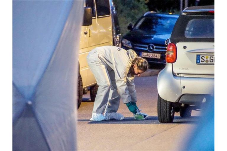 Ein Polizistin der Spurensicherung arbeitet in der Tatnacht am Tatort in Stuttgart-Fasanenhof. Foto: Sven Kohls/SDMG