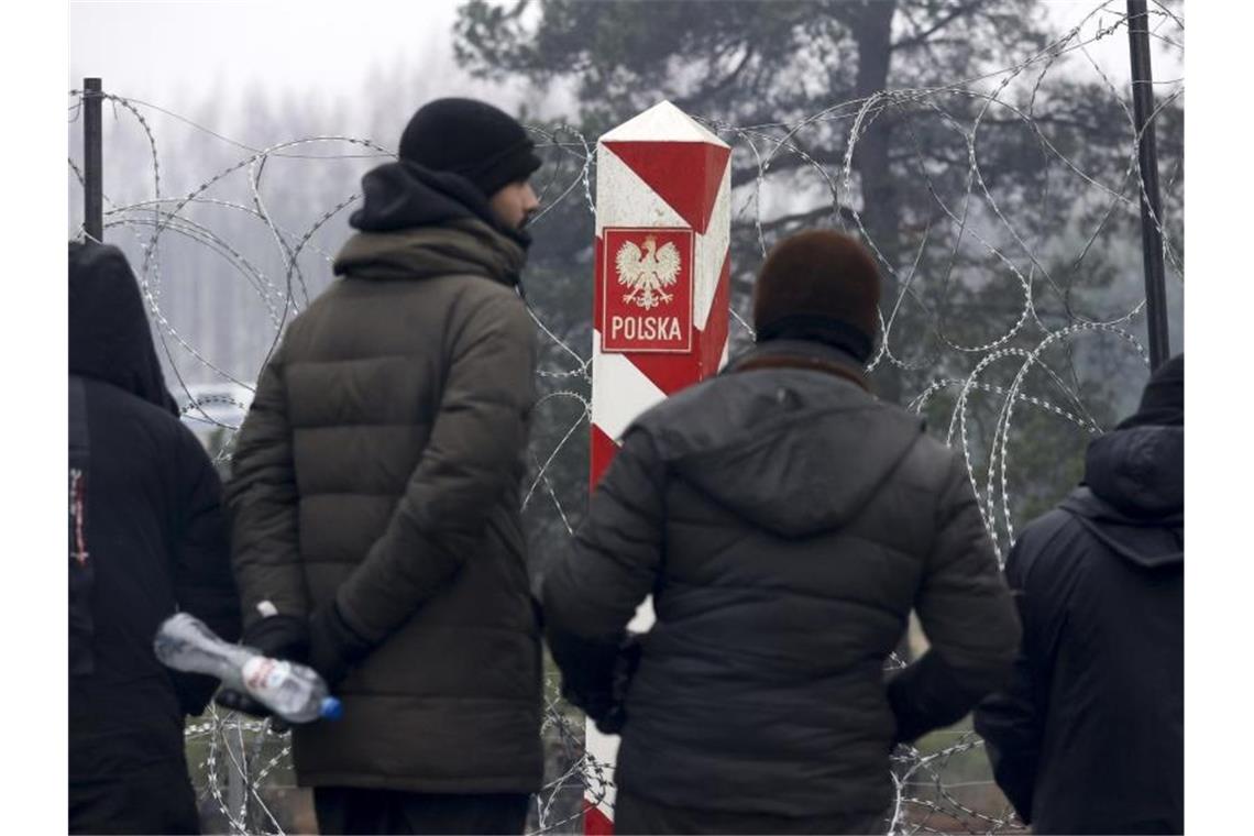 Polens Grenzschutz: Belarus bereitet Sturm der Grenze vor Ein polnischer Grenzpfosten an der Grenze zwischen Polen und Belarus. Foto: Oksana Manchuk/BelTA-Pool/AP/dpa