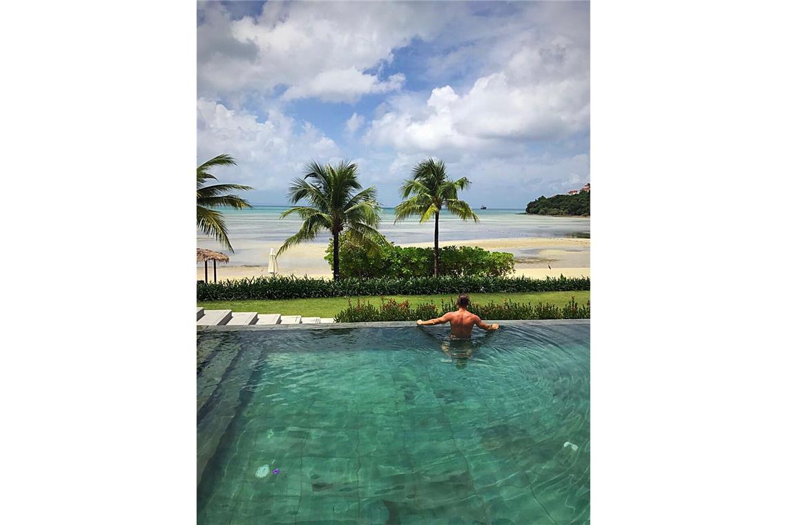 Ein Pool mit Meerblick auf der thailändischen Insel Phuket: Aaron Ulitzka vom Reisebüro Sommertours bereist selbst gerne die Welt. Foto: privat