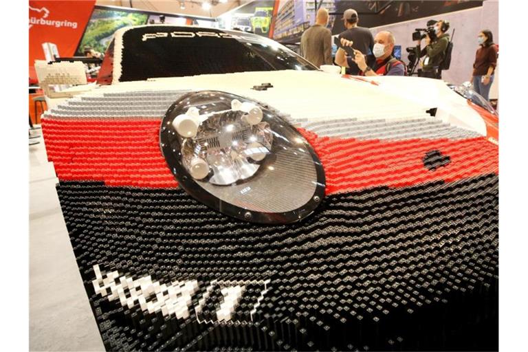 Ein Porsche 911 RSR, dessen Karosserie zur Hälfte aus Lego-Steinen besteht, auf der Tuningmesse „Essen Motor Show“. Foto: Roland Weihrauch/dpa
