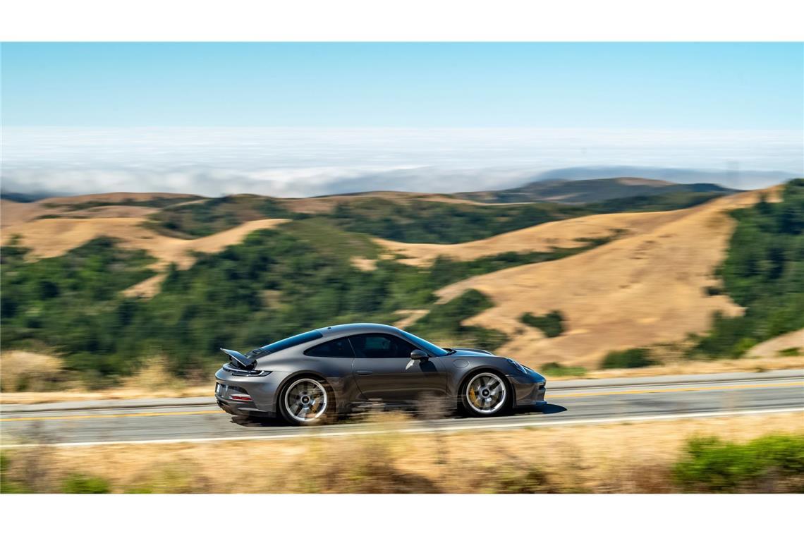 Porsche-Chef fürchtet Zoll-Kollaps in den USA Ein Porsche auf dem Skyline Boulevard Kalifornien. Autos aus Deutschland zu fahren, könnte in den USA angesichts der Zölle zum teuren Vergnügen werden.