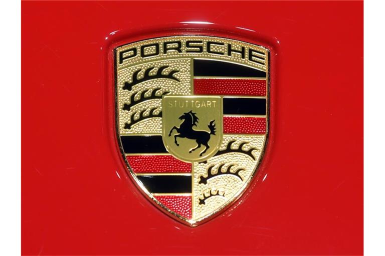 Ein Porsche-Logo auf der Haube eines Fahrzeugs. Foto: Uli Deck/dpa/Archivbild