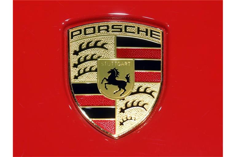 Ein Porsche-Logo auf der Haube eines Fahrzeugs. Foto: Uli Deck/dpa/archiv