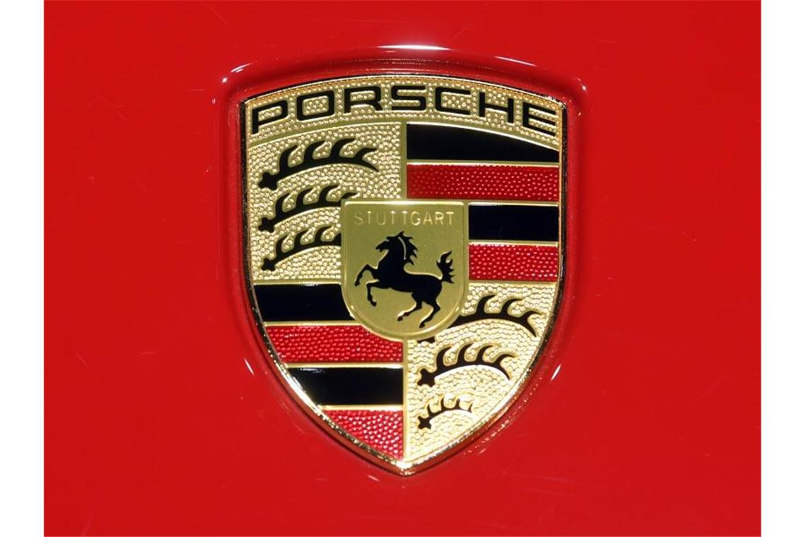 VW-Holding Porsche SE nennt weiter keine Jahresprognose Ein Porsche-Logo auf der Haube eines Fahrzeugs. Foto: Uli Deck/dpa/Archiv