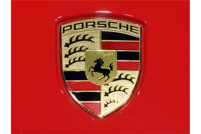 Ein Porsche-Logo auf der Haube eines Fahrzeugs. Foto: Uli Deck/dpa/Archiv