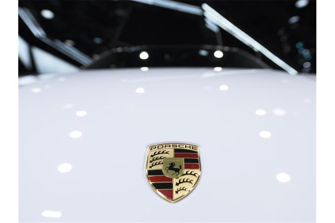 Ein Porsche-Logo ist auf einer Motorhaube zu sehen. Foto: Silas Stein/dpa/Symbolbild