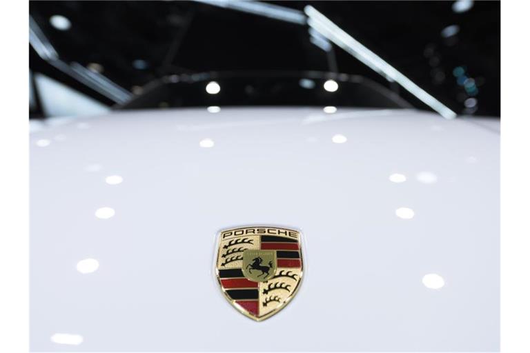 Ein Porsche-Logo ist auf einer Motorhaube zu sehen. Foto: Silas Stein/dpa/Archivbild