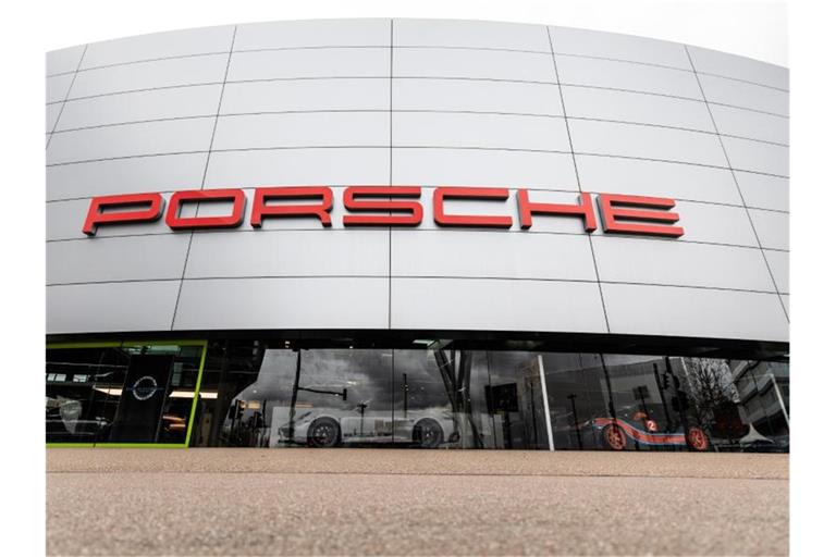 Ein Porsche-Schriftzug ist am Firmensitz auf einem Gebäude zu sehen. Foto: Christoph Schmidt/dpa