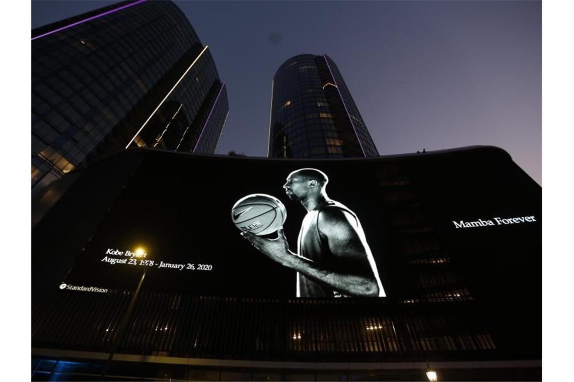 Ein Porträt des tödlich verunglückten Kobe Bryant wird auf einer Monitorwand vor dem Staples Center in Los Angeles angezeigt. Foto: Li Ying/XinHua/dpa