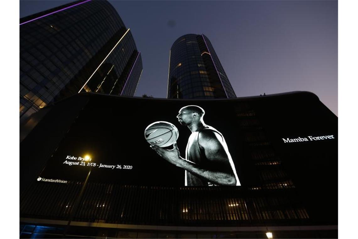 „Ruhe in Frieden“: Nowitzki und Sport-Welt trauern um Bryant Ein Porträt des tödlich verunglückten Kobe Bryant wird auf einer Monitorwand vor dem Staples Center in Los Angeles angezeigt. Foto: Li Ying/XinHua/dpa